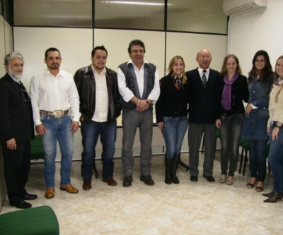 Profissionais de Curitiba e Londrina recebem cédulas