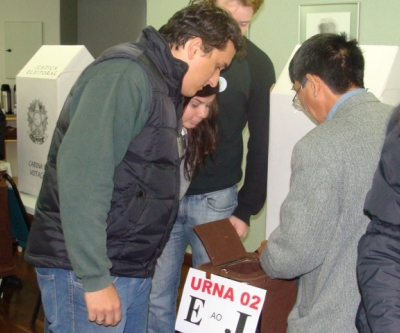 Profissionais começam a votar em Curitiba, Londrina e Maringá