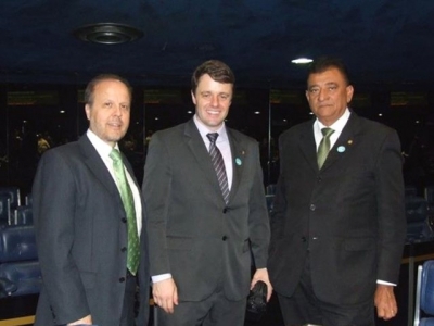 Conselheiro federal Antônio Felipe Paulino de Figueiredo Wouk, secretário-geral do CRMV-PR, Juliano Hoffmann, e o presidente do Conselho Federal de Me