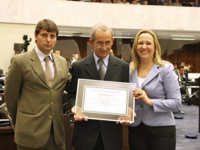 Presidente do CRMV-PR, Eliel de Freitas, recebe Menção Honrosa da Assembleia Legislativa, da deputada Marla Tureck, acompanhada do deputado Antonio An
