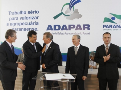 Governador Beto Richa, secretário da Agricultura, Norberto Ortigara e os diretores da Adapar