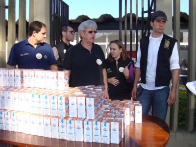Fiscais federais agropecuários distribuem 3 mil litros de leite à população