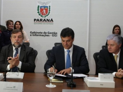 Beto Richa (centro) assina a implantação do Gabinete de Gestão e Informações. Foto: Aniele Nascimento - Gazeta do Povo