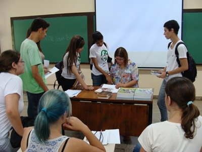 Os novos alunos do curso de Medicina Veterinária da Universidade Estadual de Londrina entregam doações à professora Carmen Grumadas, coordenadora do C