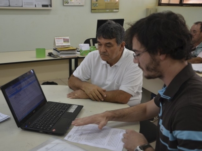 Paulo Hiroki, delegado do CRMV-PR em Londrina, e Alessandro Caseri discutem início do censo população canina em Londrina