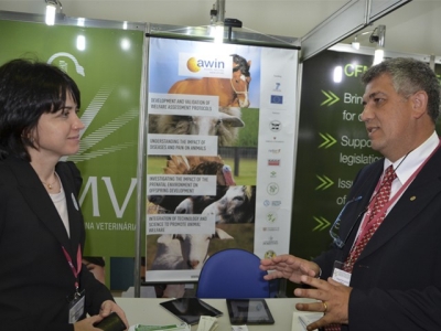 Professora Andréia de Paula Veira explica a Felipe Pohl de Souza, tesoureiro do CRMV-PR, Conferência da AWIN - Animal Welfare Indicators