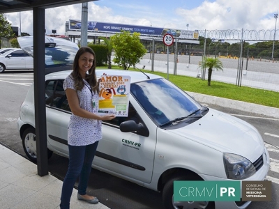 Letícia Olbertz, médica veterinária e fiscal do CRMV-PR, participa na organização da campanha.